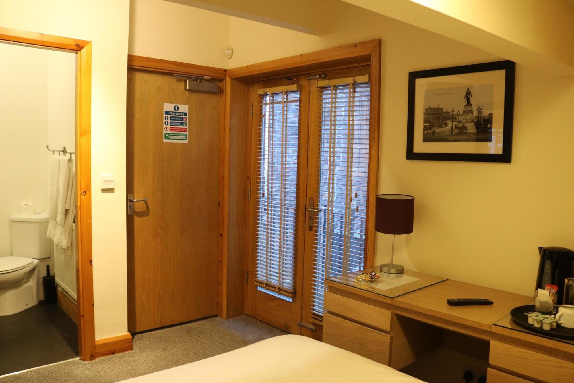 Lower Turks Head Manchester Bagian luar foto