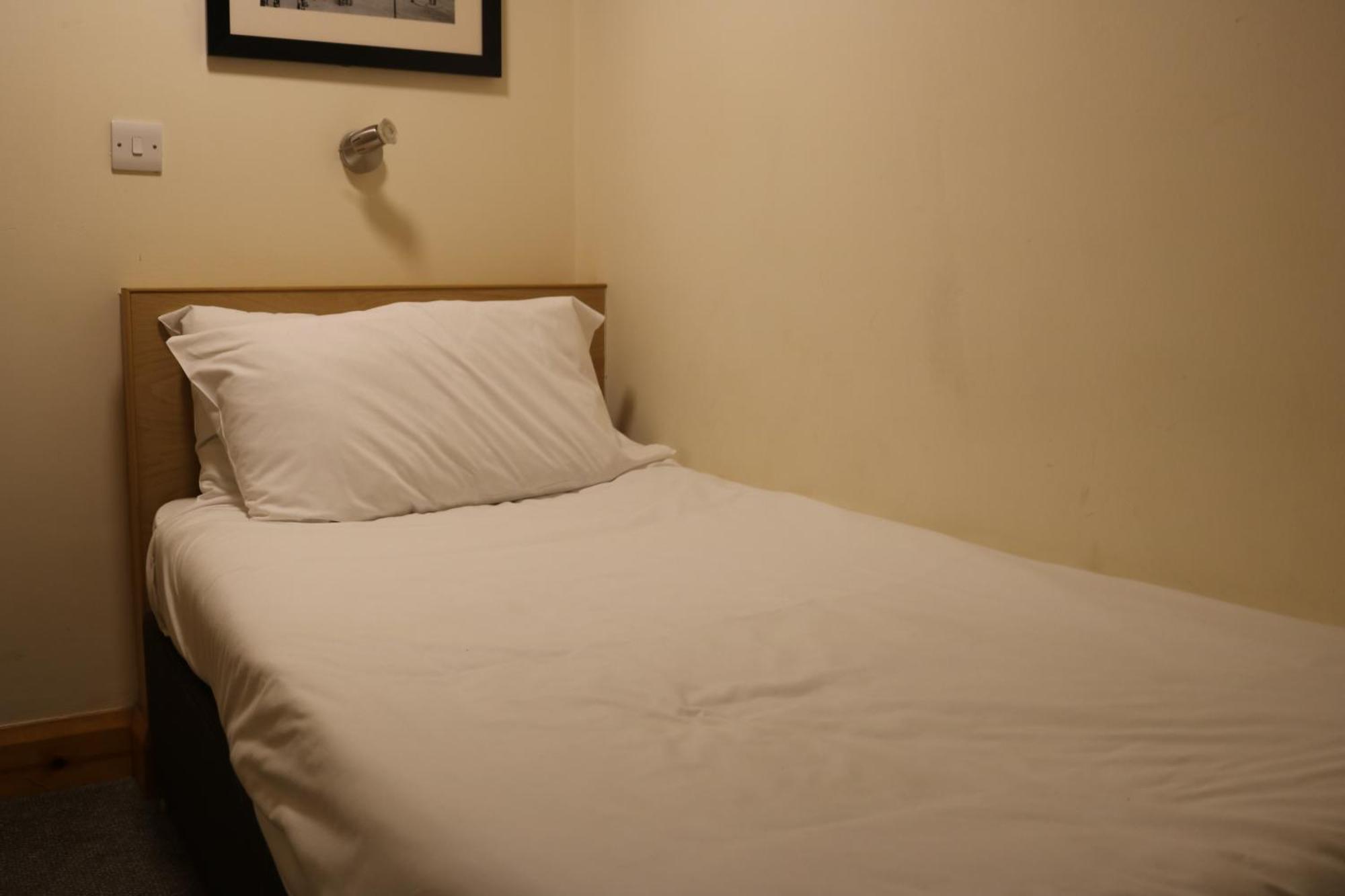 Lower Turks Head Manchester Bagian luar foto